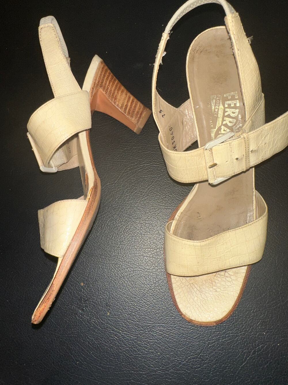 FERRAGAMO CREAM ALLIGATOR LEATHER STRAPPY STACK HEELED SANDALS 7.5N